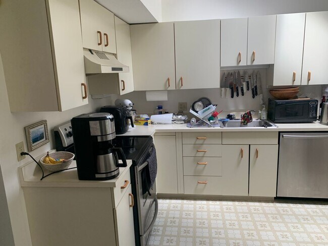 Building Photo - 2 Bedroom Townhouse in Amherst Available 8/1