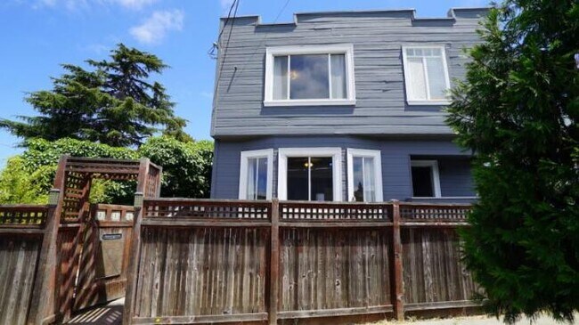 Building Photo - 4 bedroom in Oakland CA 94609
