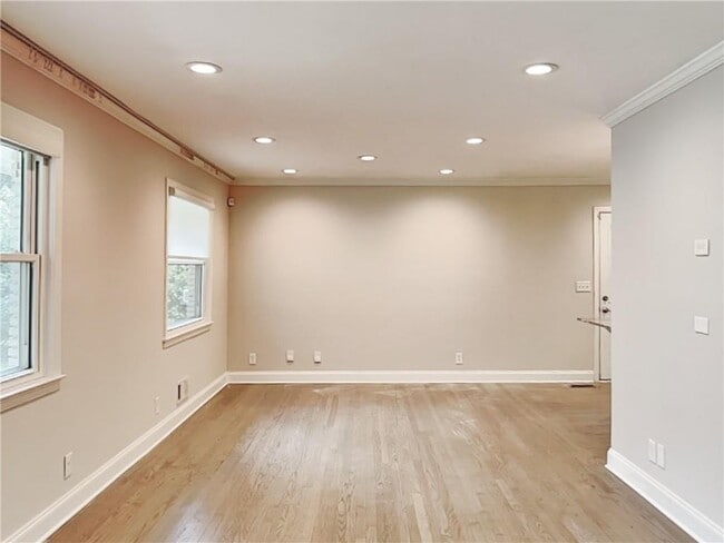Building Photo - 878 Lake Ct