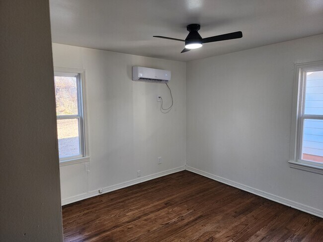 Photo - 1017 S Holly Dr House