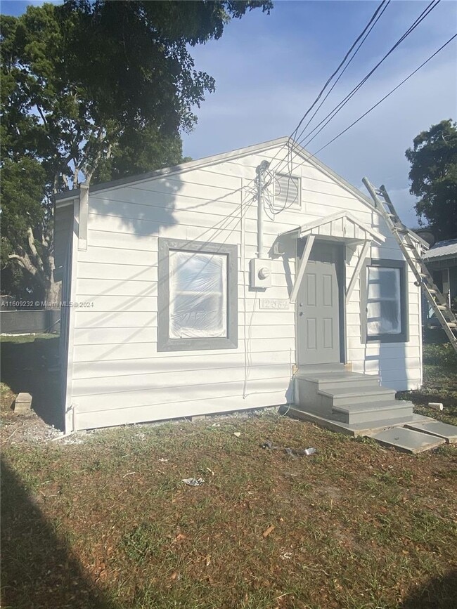 Building Photo - 12364 Lakeshore Dr