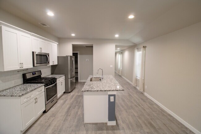 Building Photo - "Charming 3-Bed, 2-Bath Oasis in Lubbock – Spacious 1,489 Sq Ft Haven!"