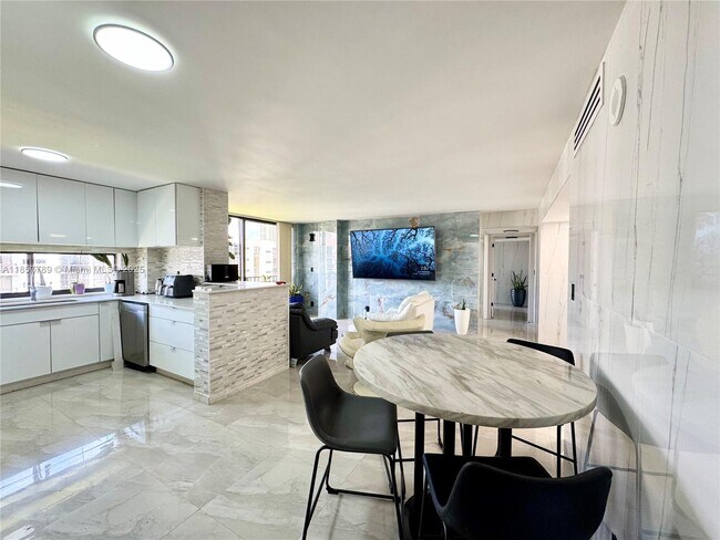 Foto del edificio - 17011 N Bay Rd