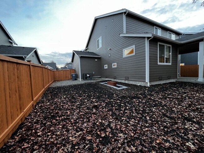 Foto del edificio - Like New 4 Bedroom 2.5 bath plus Den!