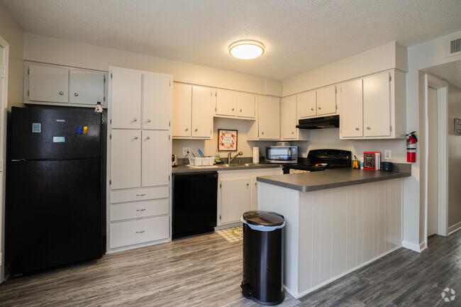 2BR, 1.5BR - 900SF - Kitchen - Windsor Village Apartments