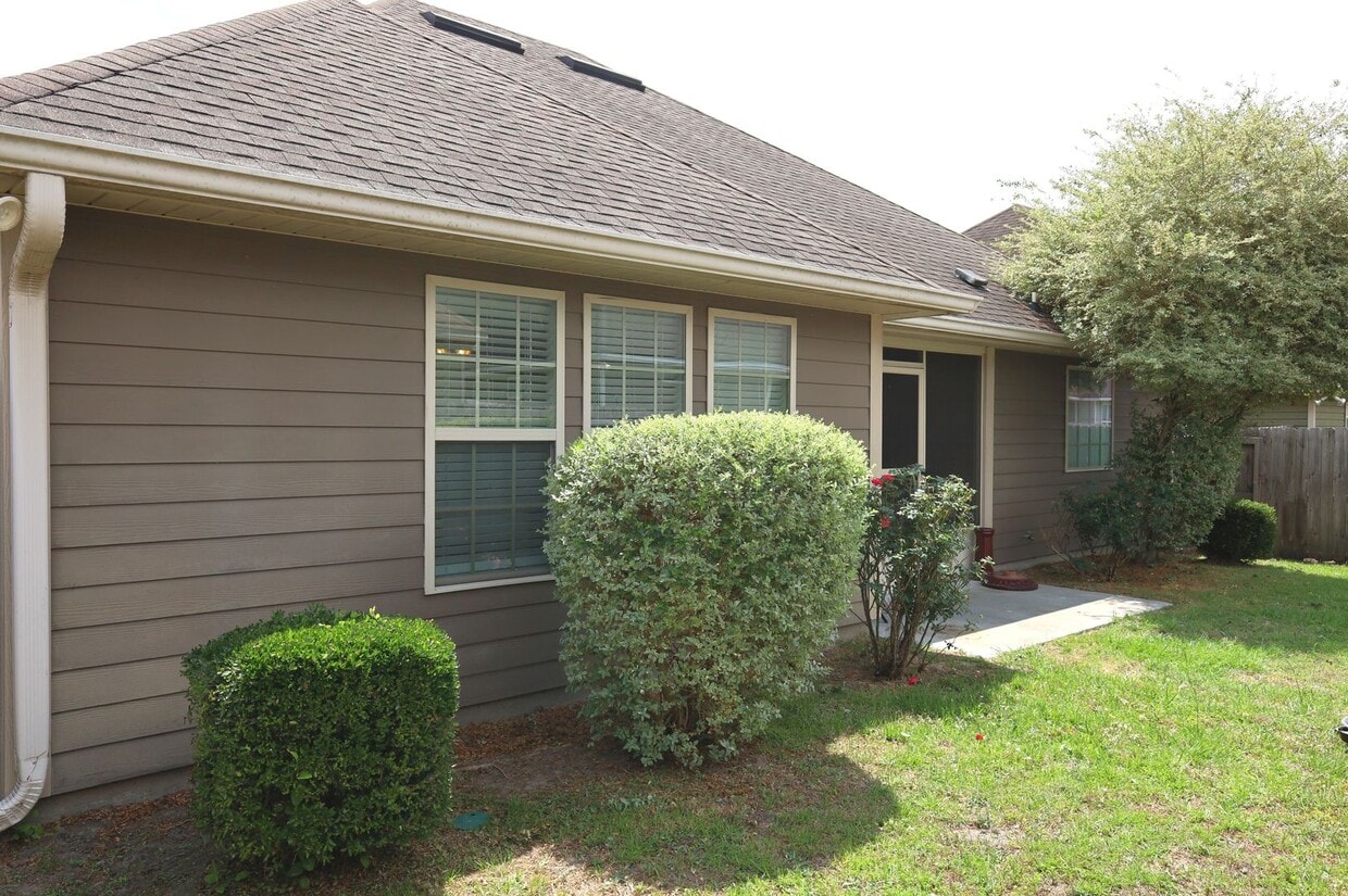Building Photo - 4105 Silver Glenn