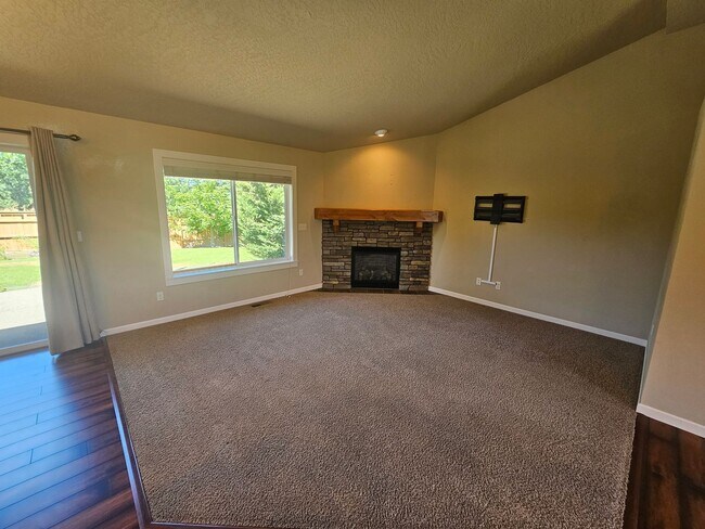 Building Photo - Beautiful Updated Home