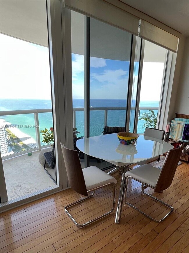 Foto del edificio - 6365 Collins Ave