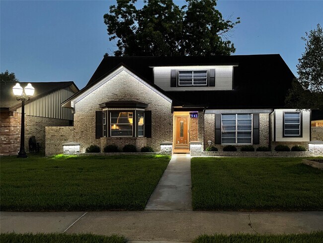 Building Photo - 9411 Roos Rd