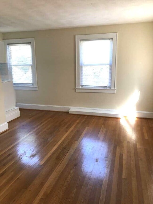 Building Photo - UPSTAIRS DUPLEX