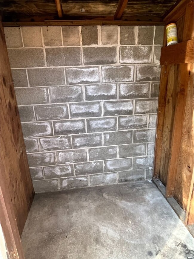 Building Photo - Move in apartment in quiet complex