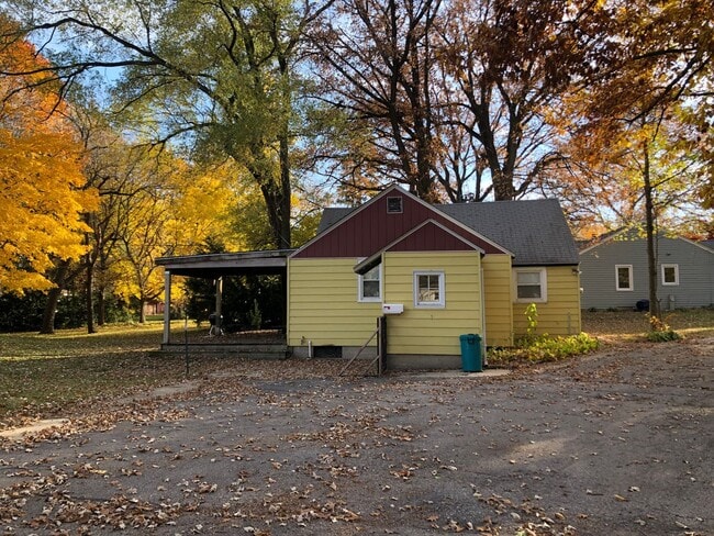 Building Photo - Cozy Two Bedroom Single Family in Country ...