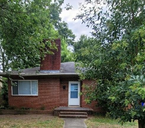 Primary Photo - 213 N Graham St