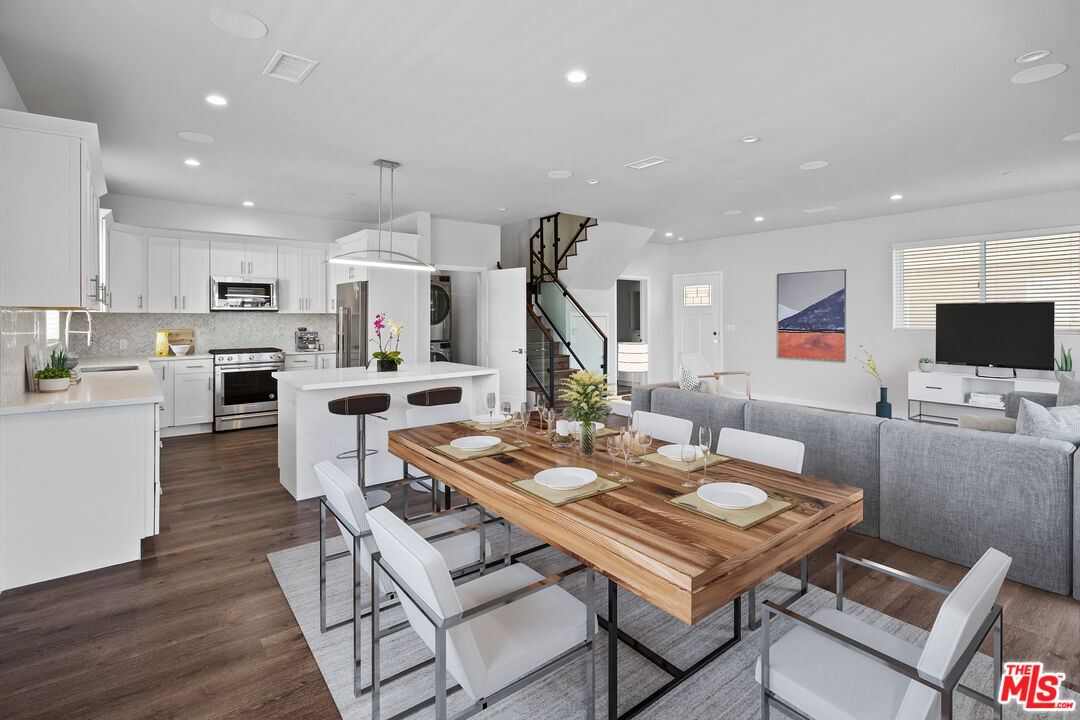 Foto principal - 1846 S Barrington Ave