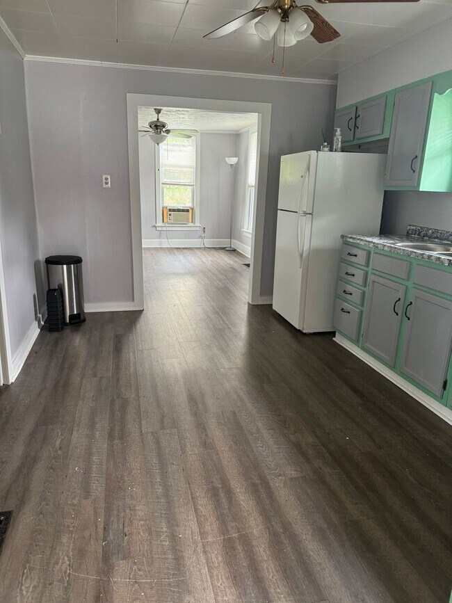 Building Photo - 1 bed/1 bath house for rent