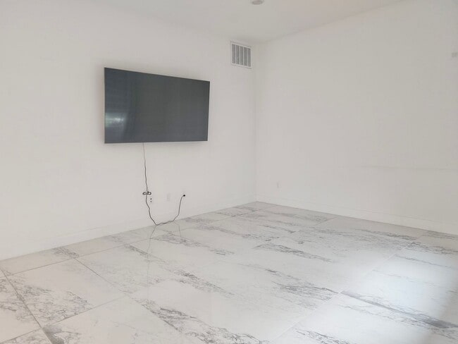 Building Photo - FOR LEASE - Available now!