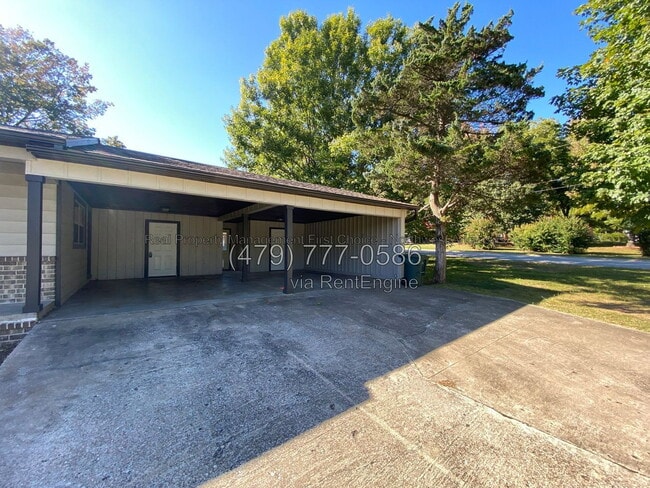 Building Photo - 2831 Strawberry Dr