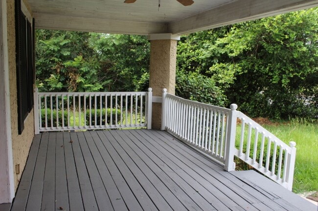 Building Photo - Spacious 3 bedroom