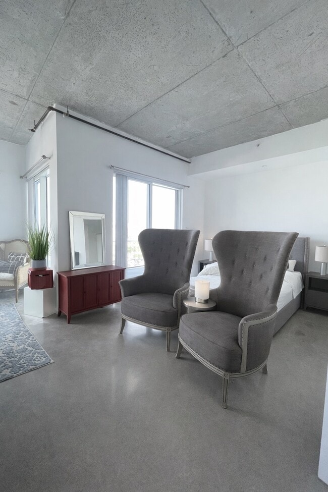 Building Photo - 10 SW South River Dr