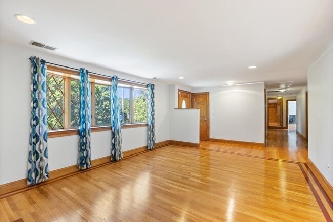 Building Photo - 11 Ingleside Rd