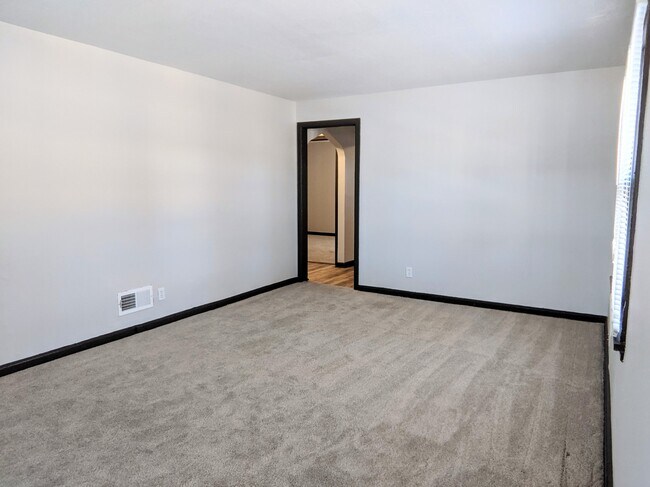 Building Photo - Hanscom Park Full Duplex