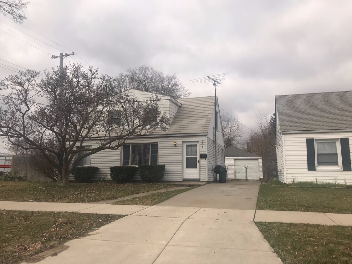 Primary Photo - 3 bedroom Bungalow for lease in Eastpointe...