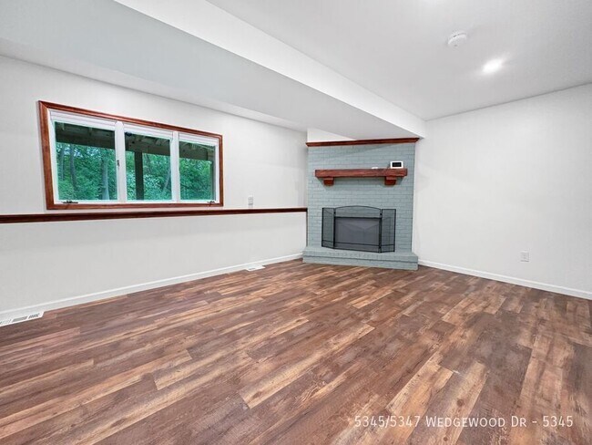 Foto del edificio - 5345/5347 Wedgewood Dr-5345