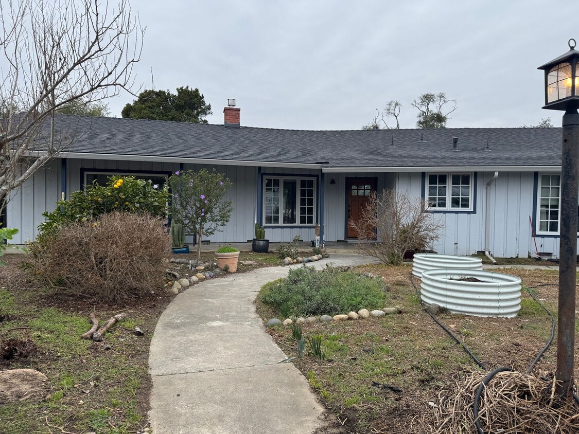 Foto principal - Beautiful 3 bedroom gated home in Aptos Hi...