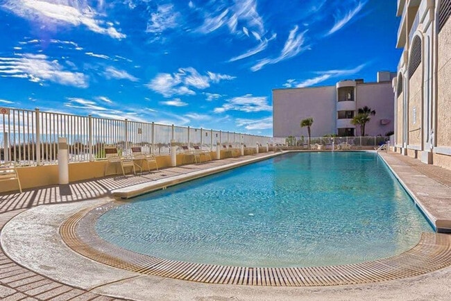 Foto del edificio - 365 E Beach Blvd