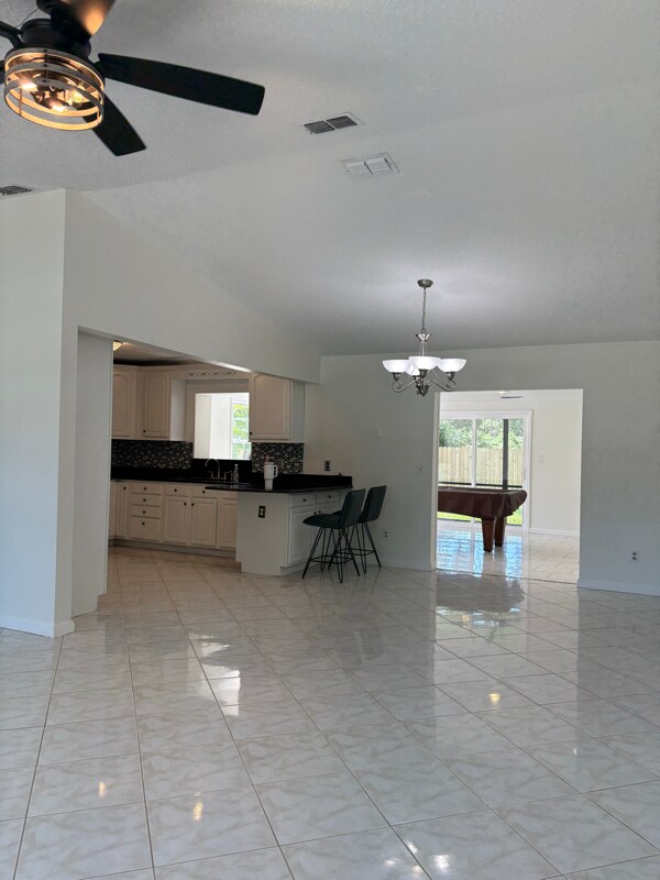 Foto del edificio - 668 Riverwoods Cir