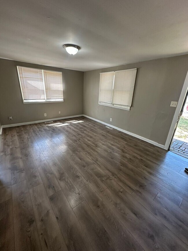 Foto del edificio - 3bedrooms 1 full bathroom.