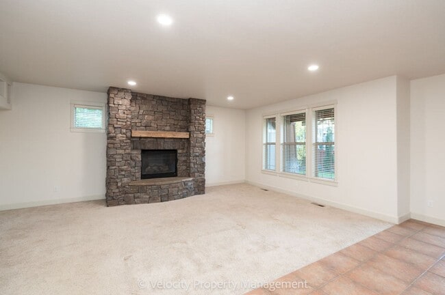 Building Photo - Beautiful NW Bend Home!