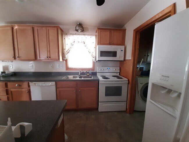 Foto del edificio - 3 bedroom 2 bath ranch style home