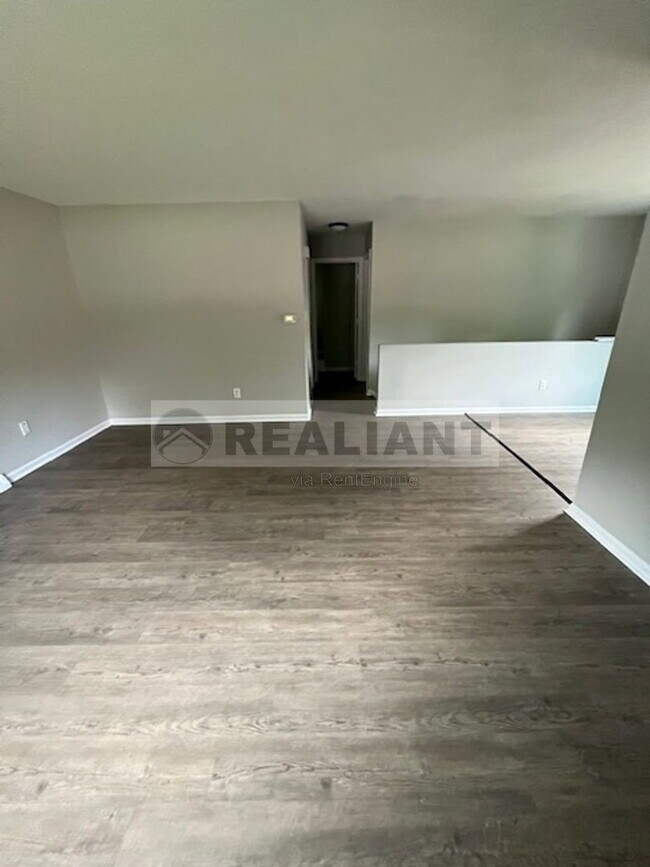 Foto del edificio - 487 Whispering Hills Dr
