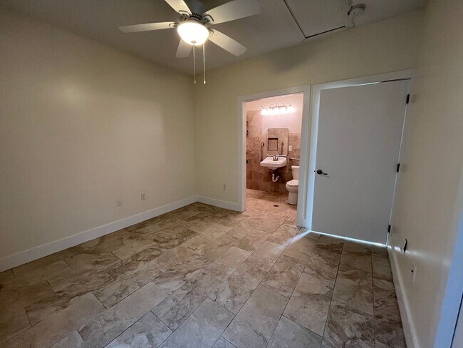Building Photo - AVAILABLE NOW!! 2 Bed / 2 Bath Townhome in the Heart of FWB