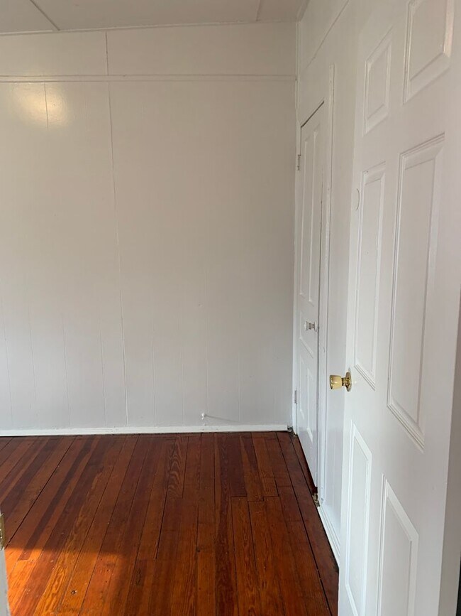 Building Photo - 3rd Floor 1 Bedroom Apartment-East End of ...