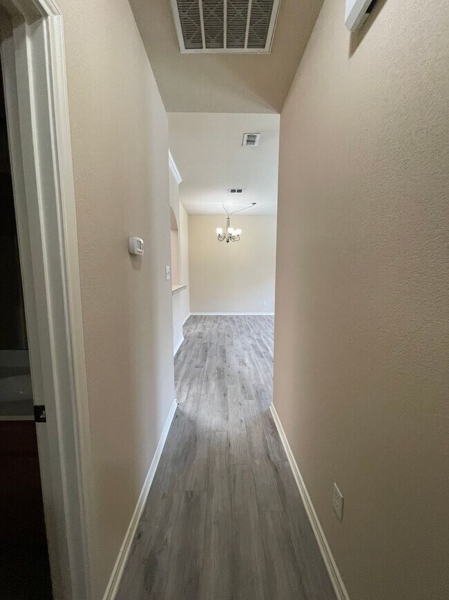 Foto del edificio - 2408-2410 Ravenwood Court