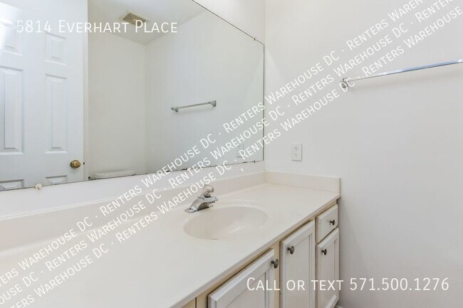 Foto del edificio - Bright 3bd/2.5 ba end unit TH w/ attached ...