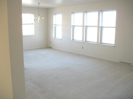 living/dining area - 1104 Holliday Hills Dr