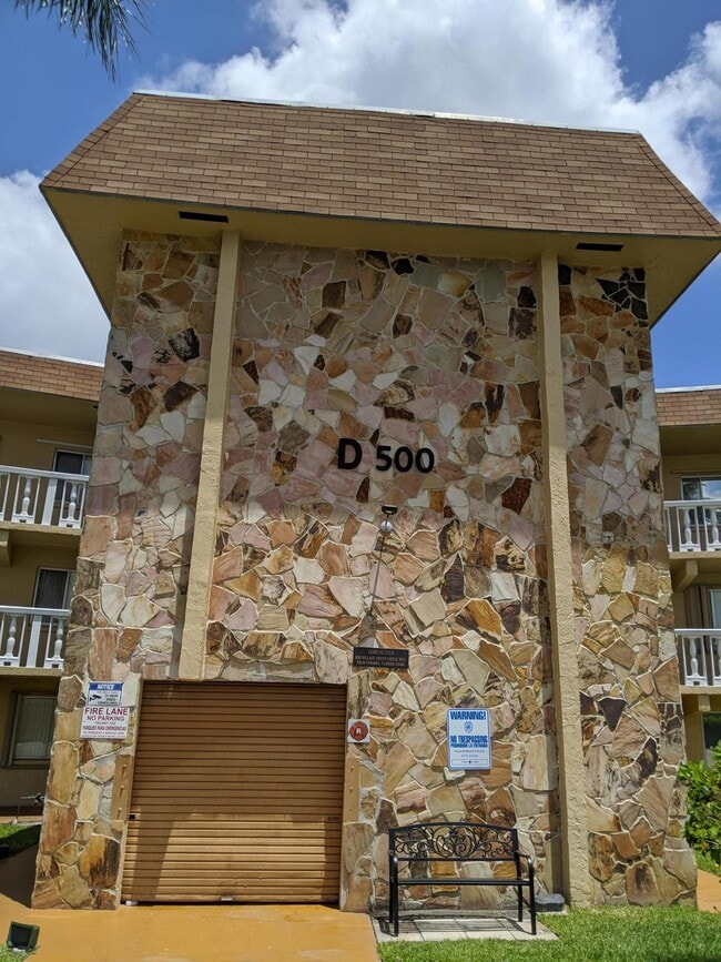 Building Photo - 500 Village Green Cir W