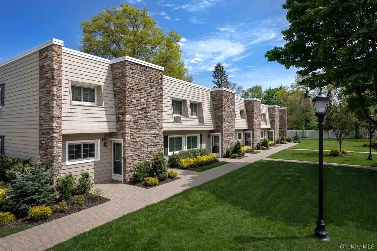 Foto principal - 1314 Smithtown Ave