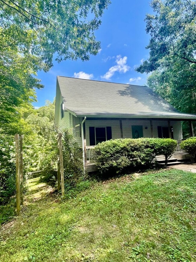 Building Photo - 3 Bed, 2.5 Bath Home For Rent in Fairview