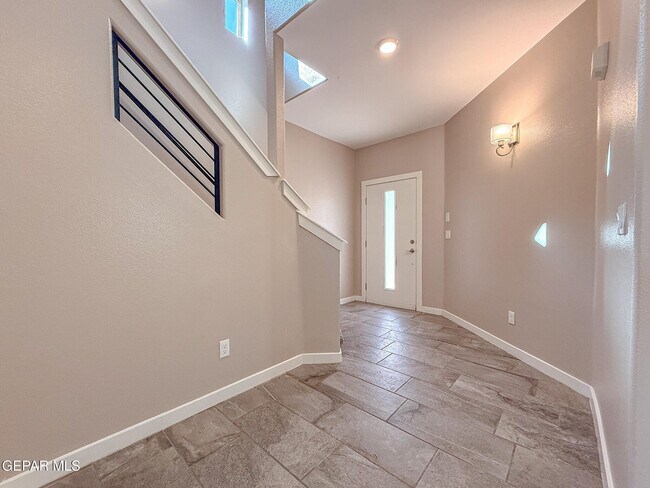 Building Photo - 2704 Tierra Oasis St