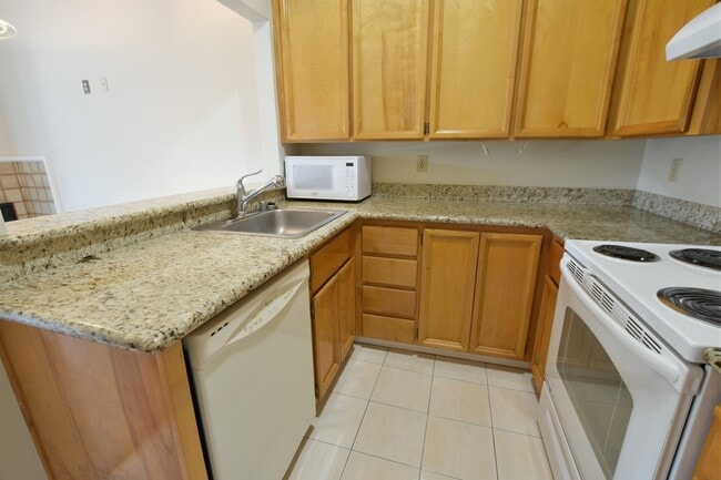 Building Photo - Spacious 1 Bed 1 Bath in Gated West San Jo...