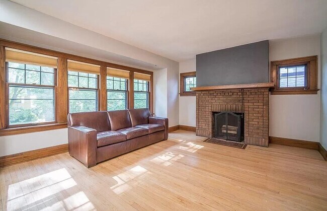 Foto del edificio - 3421 N Frederick Ave