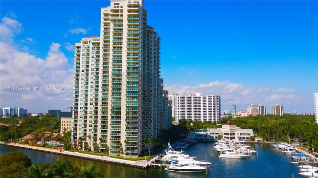 Foto del edificio - 3330 NE 190th St