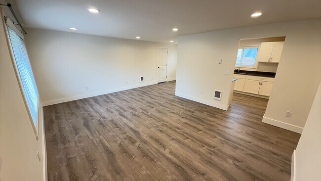 Foto del edificio - Cozy upgraded 2 bedroom duplex w/ attached 1 car garage in Lakewood available now!