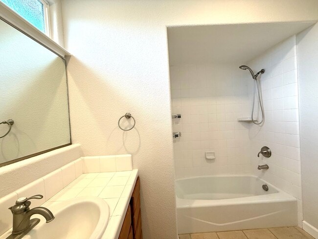 Building Photo - Beautifully Maintained 3Bd/2.5Ba Near Capitola Mall!