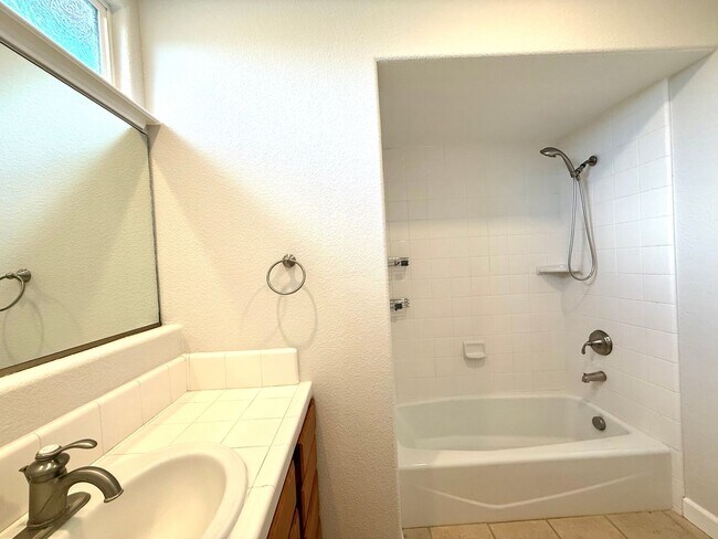 Foto del edificio - Beautifully Maintained 3Bd/2.5Ba Near Capitola Mall!