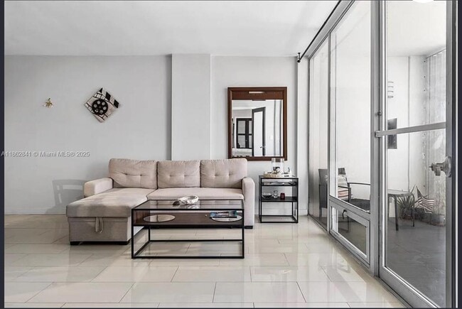 Foto del edificio - 2200 NE 33rd Ave